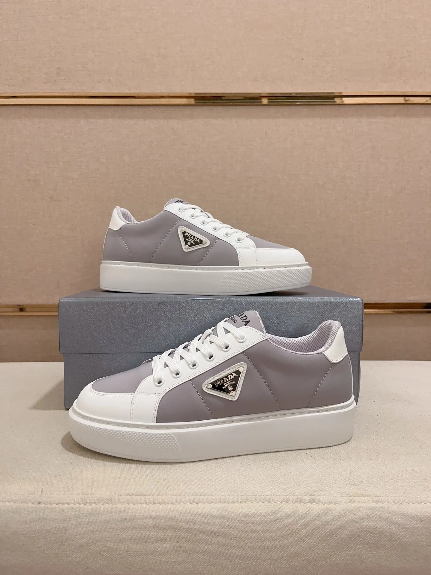 Factory price 580💰 ✔️✔️✔️High version High-quality new Prada (Prada) counters are on the market at the same time. The new men's shoes and 😘fabrics are selected from first-layer cowhide and are made by pure handicrafts. Lining: Full cowhide lining. 👍🏿 High-end ☄️ air-cushion molded anti-slip rubber outsole, exquisite lines, simple and elegant, comfortable and high-end for leisure travel. Code number: 38 to 44 (45 can be customized)